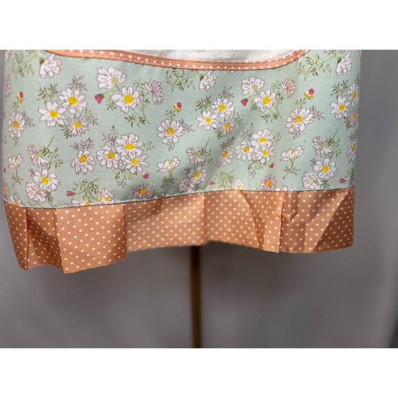 GWP Vintage-Inspired Green Daisy Print Apron with Polka Dot Accents - Picture 7 of 12